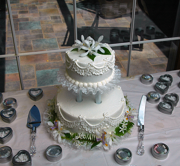 Our beautiful cake, decorated from the garden by Lia and Linnea.