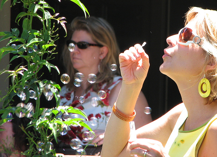 Aunt Linnea can't resist the bubbles, either.
